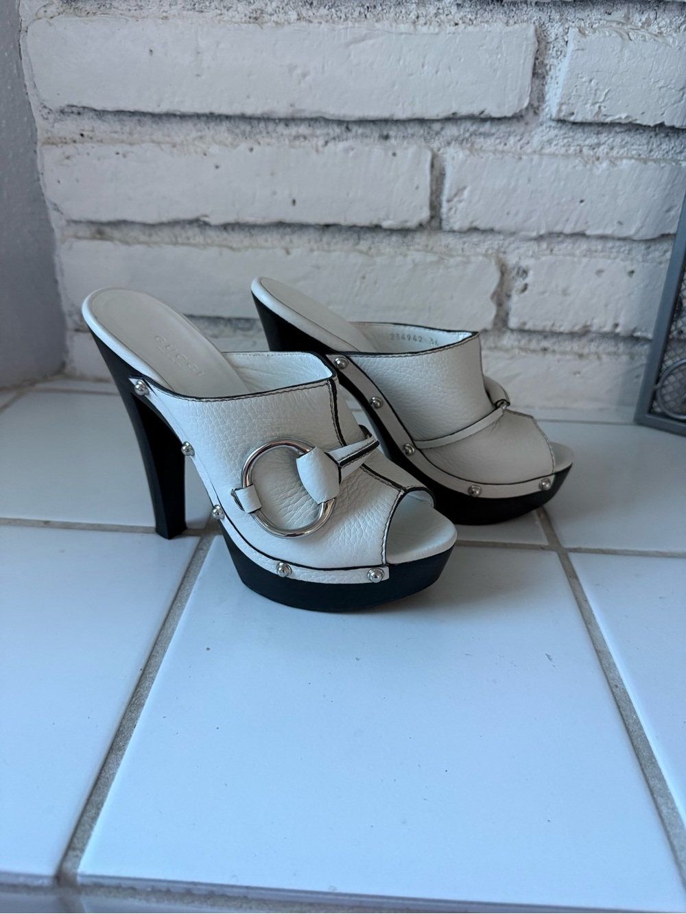 Gucci White Leather Platform Mule with Classic Silver Horse Bit Ring Accent - Picture 3 of 8
